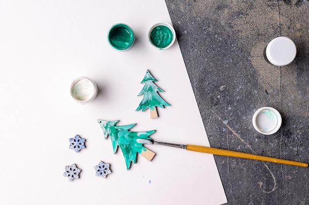 Der Prozess des Bemalens von Holzspielzeug für den Weihnachtsbaum