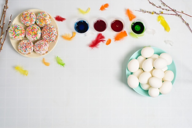 Der prozess des färbens von eiern für ostern in blauen und roten farben.