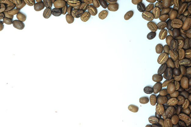 Der Rahmen aus gerösteten Kaffeebohnen, die auf Weiß isoliert sind, kann als Hintergrund oder Textur verwendet werden