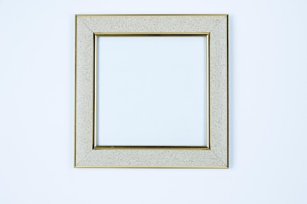 Der Rahmen ist hell silberfarben, der Rahmen ist weiß mit goldenen Kanten auf weißem Hintergrund