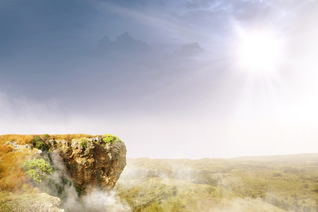 Der Rand der Klippe mit Landschaften