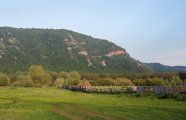 Der Rand des Dorfes und Heuhaufen im Ural Baschkortostan Russland