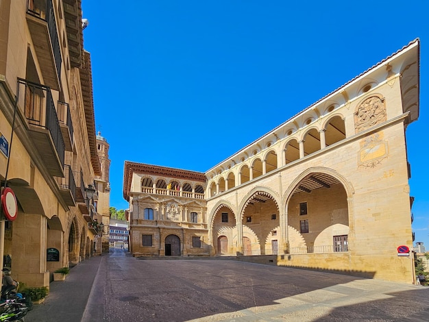 Der Rathausplatz und der alte Markt von Alcaniz Aragon