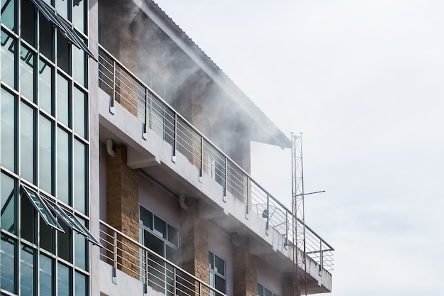 Der Rauch kommt durch einen Brand aus der Front des Hochhauses.