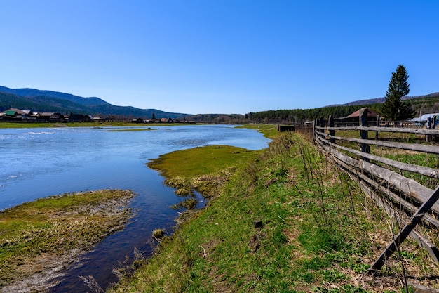 Der raue Fluss des Südurals mit einer einzigartigen Landschaftsvegetation und Vielfalt der Natur