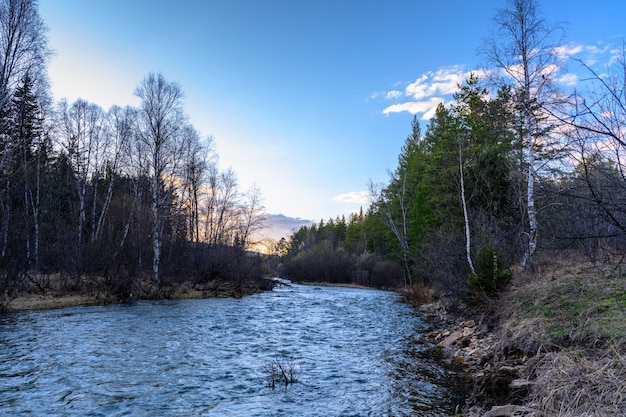 Der raue Fluss des Südurals mit einer einzigartigen Landschaftsvegetation und Vielfalt der Natur