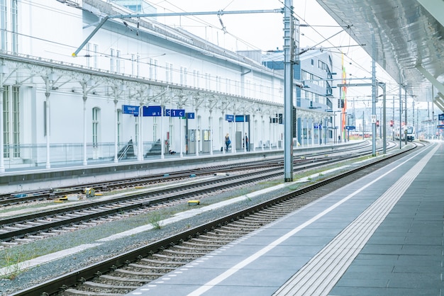 Der Regionalzug hat am Bahnsteig des Bahnhofs angehalten. Passagiere gehen auf den Bahnsteig