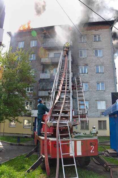 der Rettungsdienst löscht einen Brand in den oberen Stockwerken des Hauses