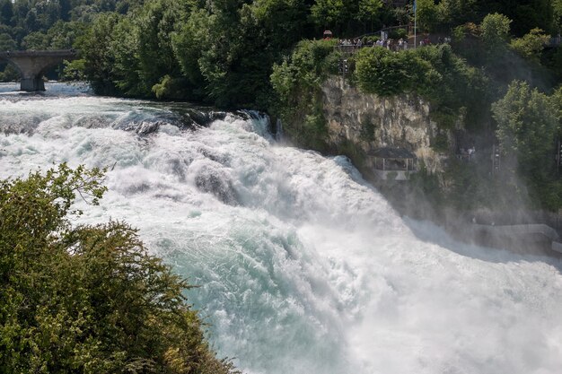 Der Rheinfall ist der größte Wasserfall Europas in Schaffhausen, Schweiz. Sommerlandschaft, Sonnenscheinwetter, blauer Himmel und sonniger Tag