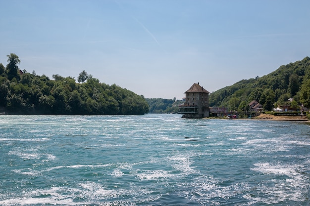Der Rheinfall ist der größte Wasserfall Europas in Schaffhausen, Schweiz. Sommerlandschaft, Sonnenscheinwetter, blauer Himmel und sonniger Tag