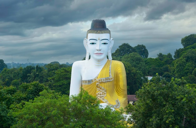 Der riesige Buddha in Myanmar