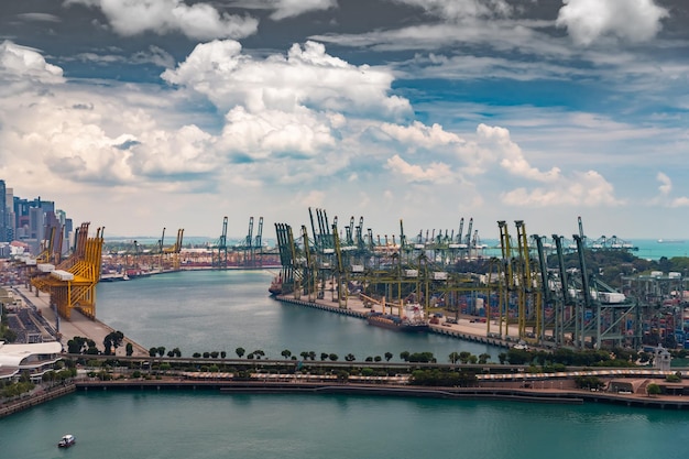 Foto der riesige verkehrsreichste logistikhafen in singapur, viele kräne, um container zu bewegen, riesige frachtschiffe in ...