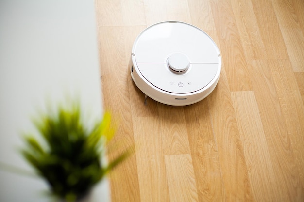 Der Roboter-Staubsauger führt zu einer bestimmten Zeit eine automatische Reinigung der Wohnung durch. Intelligentes Zuhause.