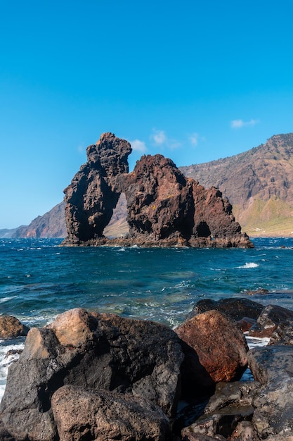 Der Roque de la Bonanza in der Bucht von Las Playas auf der Insel El Hierro, Kanarische Inseln, Spanien