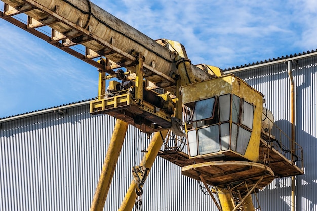 Der rostige Laufkran wurde in der Lagerhaltung der Industriebauindustrie eingesetzt