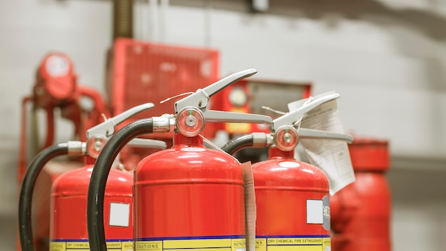 Der rote Feuerlöscher ist im Brandfall in Innenräumen einsatzbereit.