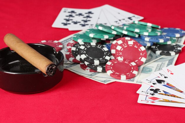 Der rote Pokertisch mit Spielkarten Die Kombination von Full House