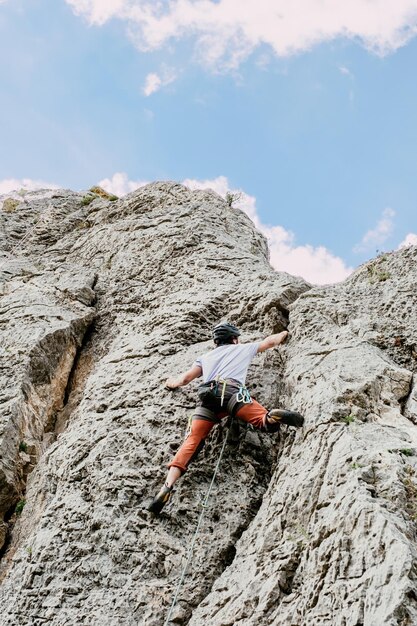 Foto der rückwärtskletterer klettert im freien in der natur