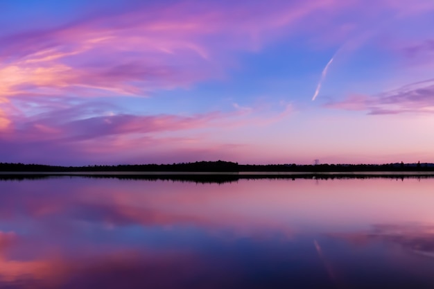 Der ruhige Pastellhimmel und der Hintergrund des Sees - eine schöne Mischung aus Ruhe