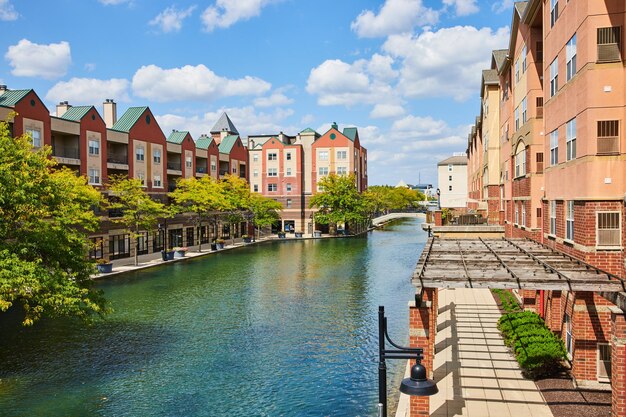 Der ruhige städtische Kanal mit moderner Architektur Indianapolis