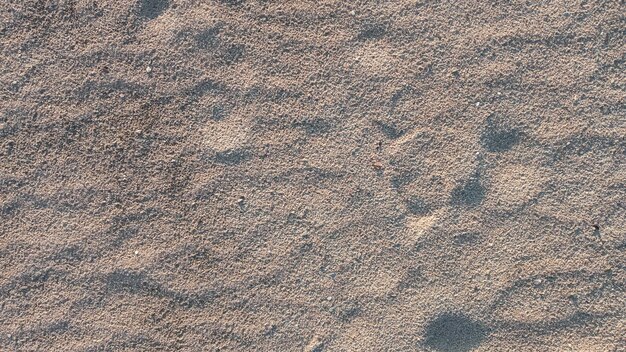 Der Sand des getrockneten Flussbodens ein verschwommenes Bild eines Sandmusters