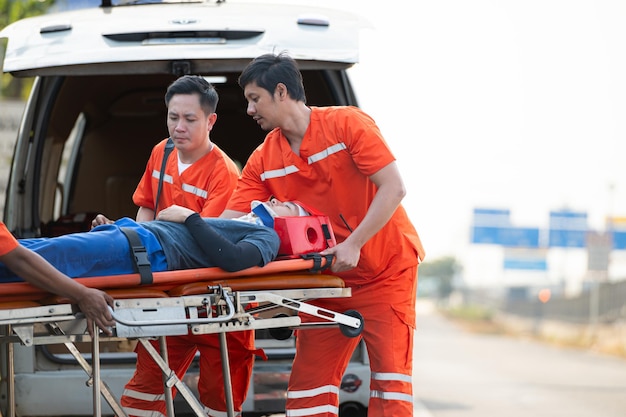Der Sanitäter hilft einem verletzten Mann in einer Notfallsituation auf der Straße