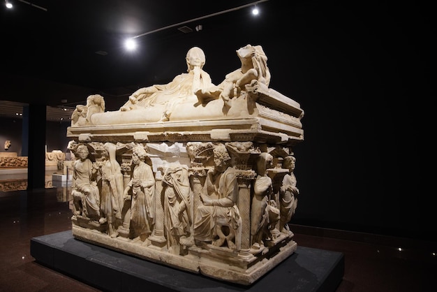 Der Sarkophag von Domitias Julianus und Domitias Philiskas im Archäologischen Museum von Antalya, Türkei.