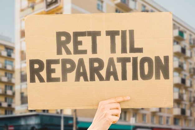 Foto der satz „recht auf reparatur“ und das reparatursymbol sind auf einem kartonbanner in männerhänden gezeichnet. produktreparatur, reparatur eines produkts, garantie für den kundenservice