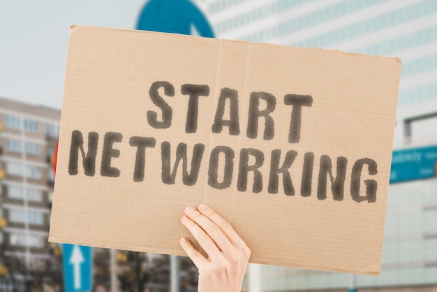 Der Satz Start Networking auf einem Banner in Männerhänden mit verschwommenem Hintergrund Man Connect Global Media Tech Contact Corporate Discussion Employee Executive Friend Future Customer