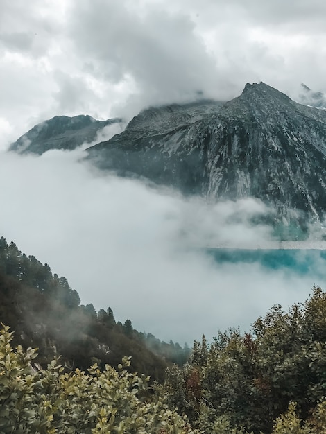 Der saubere Bergsee Schlegais ist mit Wolken und Nebel bedeckt. Zillertaler Alpen, Mayrhofen