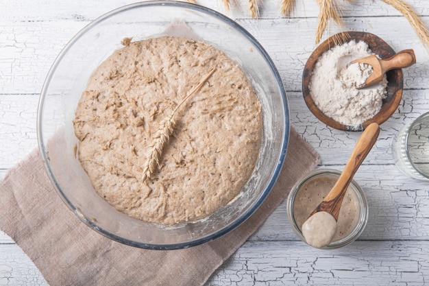 Der Sauerteig für Brot ist aktiv. Starter-Sauerteig (fermentierte Mischung aus Wasser und Mehl als Sauerteig zum Brotbacken). Das Konzept einer gesunden Ernährung