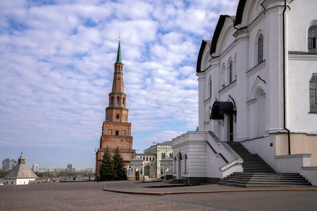 Der schiefe Suyumbike-Turm im Kasaner Kreml und die Verkündigungskathedrale Tatarstan Russland