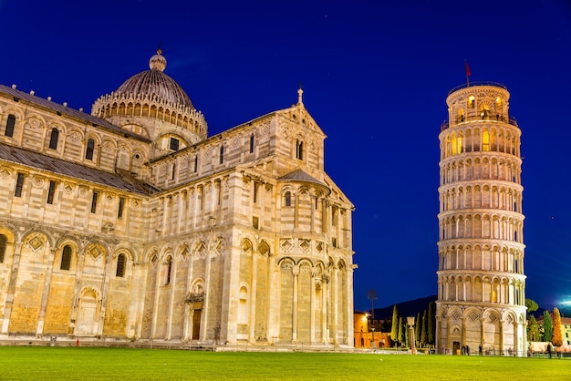 Der Schiefe Turm von Pisa und die Kathedrale am Abend