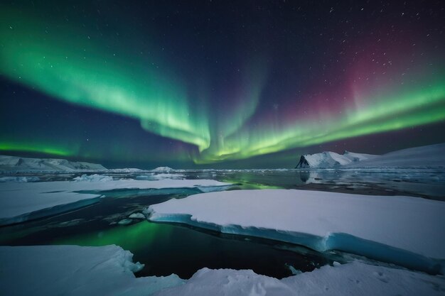 der Schnee in der Antarktis und der Polarlichthimmel