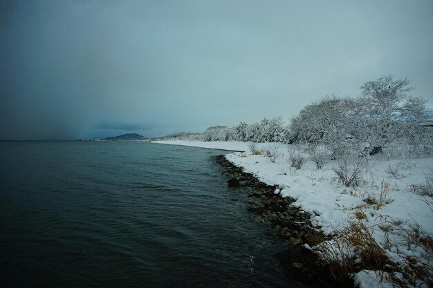Der schneebedeckte Morgen des Biwako-Sees