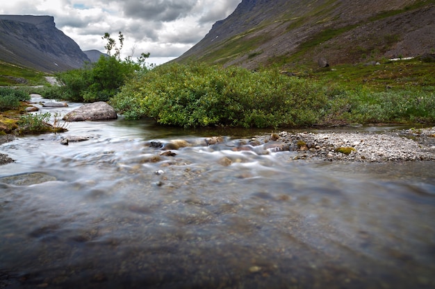 Der schnelle Fluss des Gebirgsflusses.