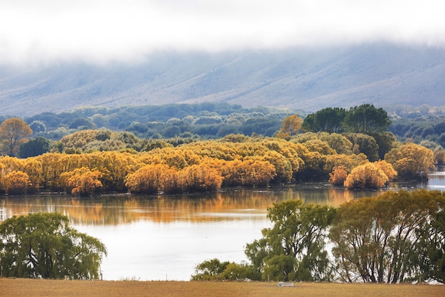 Der schöne See in der Herbstsaison