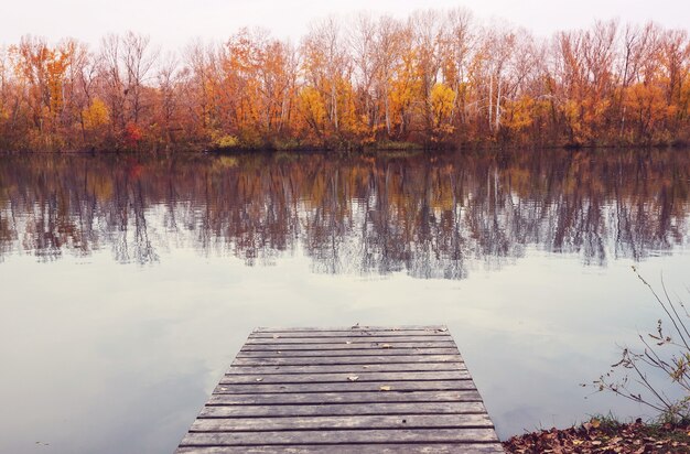 Der schöne See in der Herbstsaison