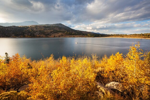 Der schöne See in der Herbstsaison