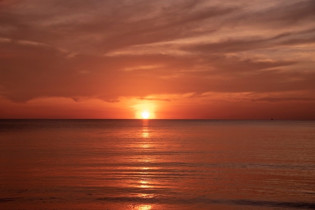 Der schöne Sonnenuntergang am Strand