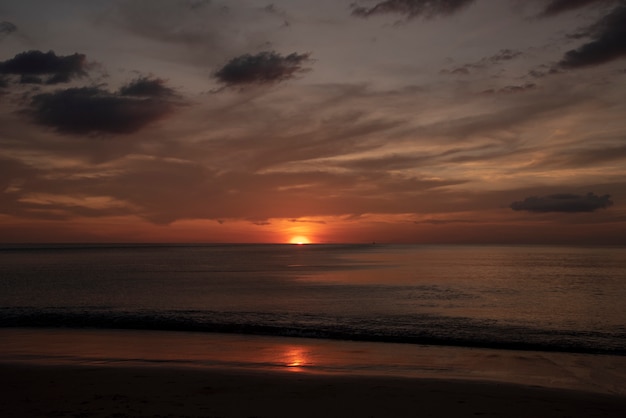 Foto der schöne sonnenuntergang am strand