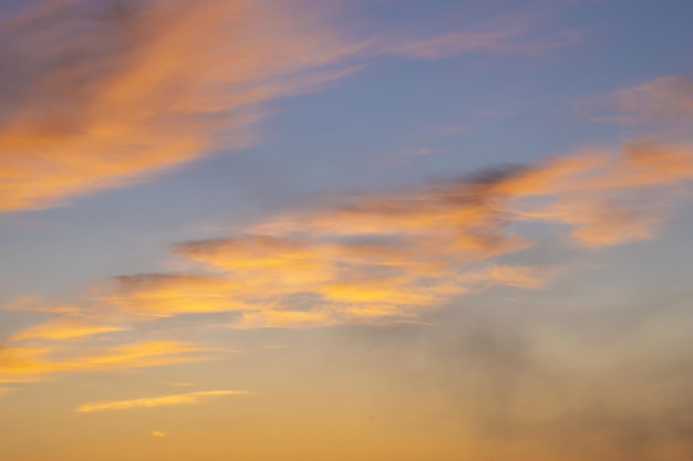 Der schöne Sonnenunterganghimmel mit Wolken