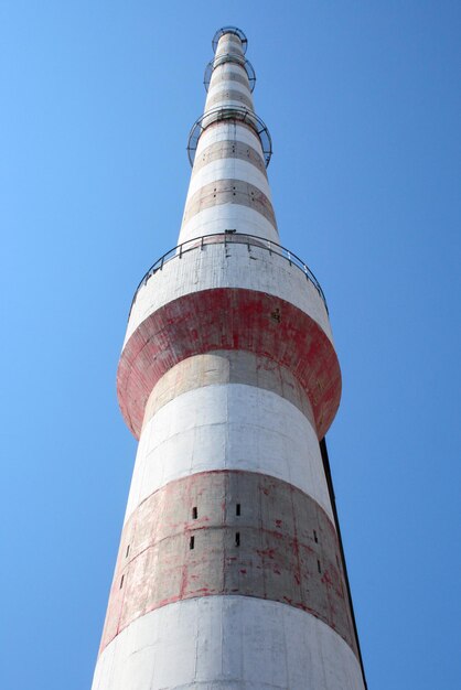 Der Schornstein des Heizraums im Werk in Griechenland