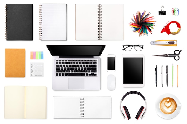 Der Schreibtisch des Geschäftsmannes mit Laptoptabletten-Smartphone und Büromaterial auf weißem Hintergrund