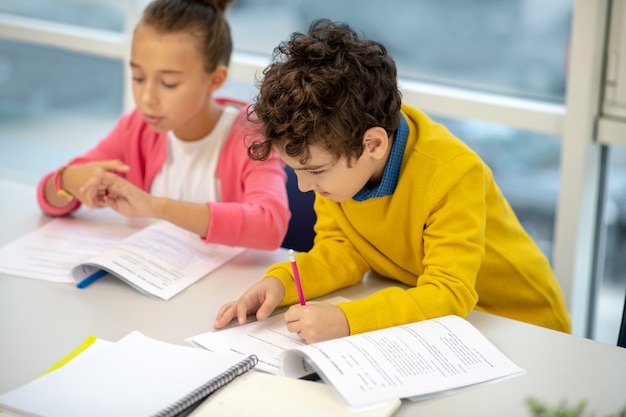 Der Schüler arbeitet akribisch an seiner Aufgabe im Unterricht