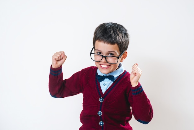 Der Schüler in Pullover und Brille freut sich