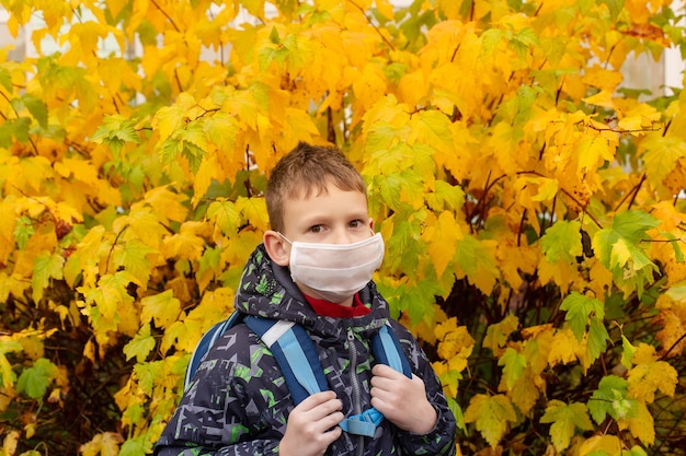 Der Schüler in Schutzmaske auf der Straße