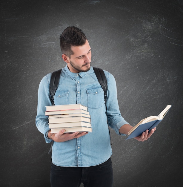 Der Schüler liest die Geschichtenstunde für Prüfungen