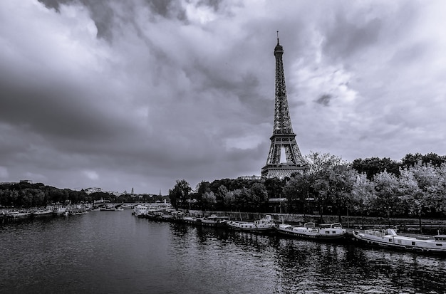 Der schwarz-weiße Eiffelturm nähert sich der Seine