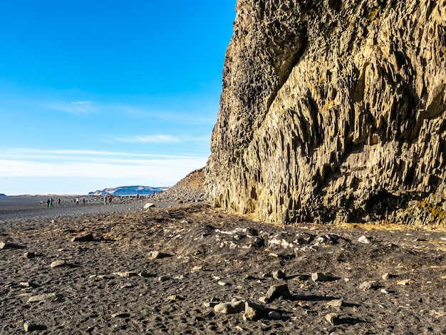 Der schwarze Sandstrand Reynisfjara ist das Wahrzeichen der Stadt Vik in Island, umgeben von Basaltbergen